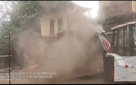 धोक्याचा डोंगर अखेर जमीनदोस्त! गुलमंडीतील जीर्ण इमारत पाडली; २५ अतिक्रमणे जेसीबीखाली