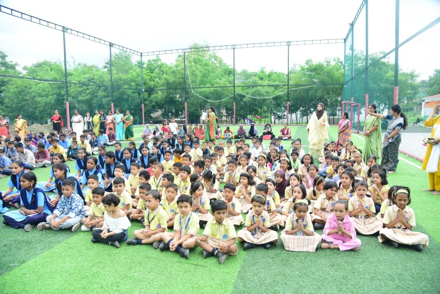 शाळेच्या पहिल्या दिवशी विद्यार्थ्यांची उंटावरून मिरवणूक!प्रियदर्शनी विद्यालयातील उपक्रमाचं खासदार डॉ. भागवत कराड यांच्याकडून कौतुक
