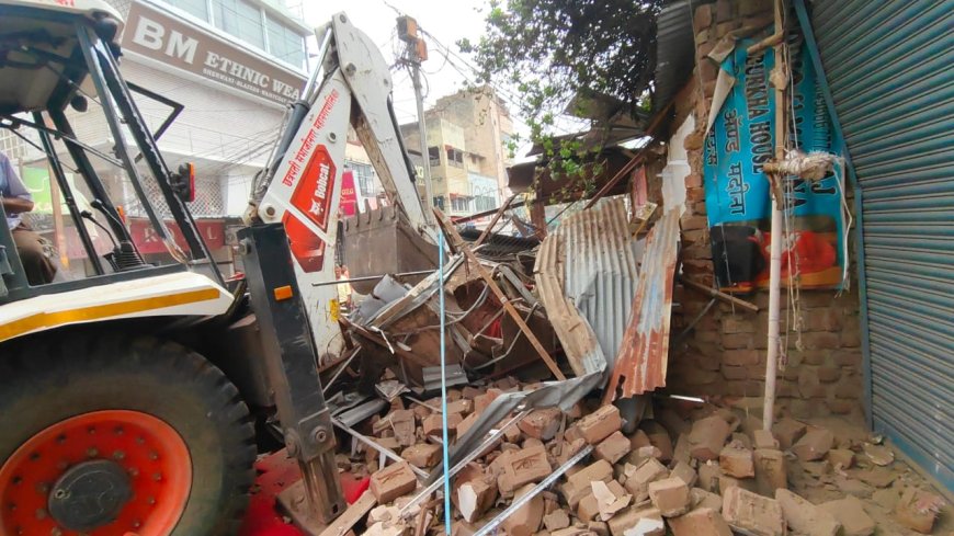 धोकादायक इमारतीवर मनपाची कारवाई! मोतिकारंजा अंगुरी बाग येथील ४० वर्ष जुनी इमारत जमीनदोस्त; रस्त्यावर अतिक्रमण हटवले