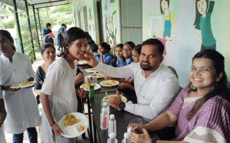 छावणी परिषद शाळेत मनपा च्या वतीने शालेय पोषण आहार सुरू – आयुक्तांच्या हस्ते विद्यार्थ्यांना खिचडी व गोड पदार्थाचे वाटप