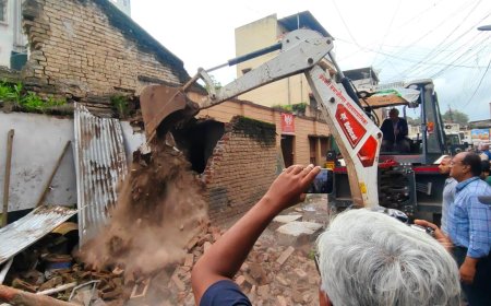 🛠️ नवाबपुरा-मोंढा रस्ता विस्तारात अडथळा ठरलेली तीन अतिक्रमणे हटवली!