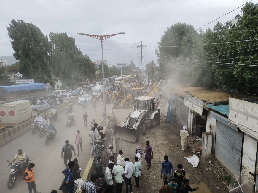 नक्षञवाडी ते रेल्वे स्टेशन ब्रीज दरम्यान केलेल्या कारवाईत एकूण ३६२ अतिक्रमण काढले