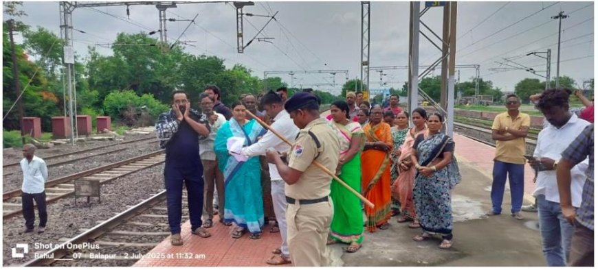 पारस रेल्वे स्थानकावर शालिमार व नाशिक मेमो गाड्यांना थांबा द्या – वंचित बहुजन आघाडीची रेल्वे प्रशासनाला ठणकावणी