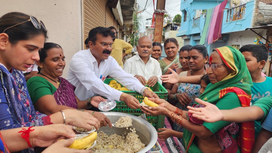 ‘भक्तसेवा हीच ईश्वरसेवा!’ – आषाढी वारीत वारकऱ्यांना मोफत खिचडी व फळांचे वाटप; वृद्धाश्रमाचा स्तुत्य उपक्रम