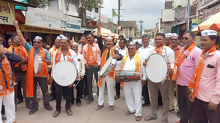 धरणगावात पाईपलाईनमुळे रस्त्यांची दुर्दशा; शिवसेनेचं ढोल बजाव आंदोलन करून प्रशासनाला जागं करण्याचा प्रयत्न