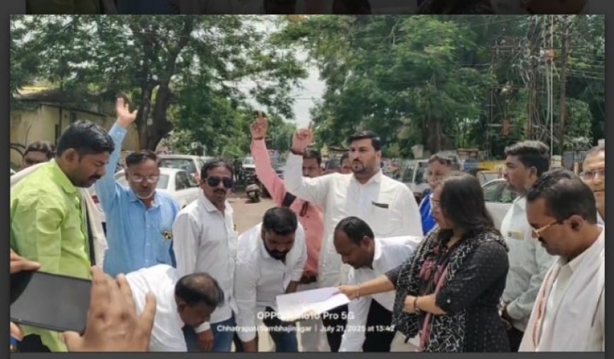 गायरान अतिक्रमण आदेशाच्या विरोधात वंचित आघाडीचा जोरदार विरोध; जिल्हाधिकाऱ्यांच्या परिपत्रकाची केली होळी!