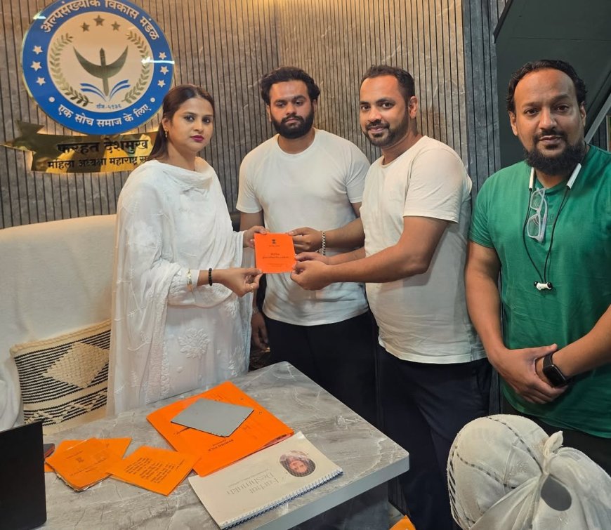 "फरहत देशमुख यांच्या हस्ते गरजूंना राशनकार्ड वाटप – चेहऱ्यावर फुलली आनंदाची लहर"