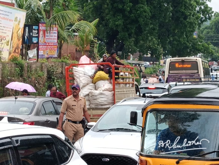 स्वातंत्र्य दिनी वेरुळमध्ये भाविक-पर्यटकांचा महापुर; पावसातही पोलिसांची ‘तारेवरची कसरत’