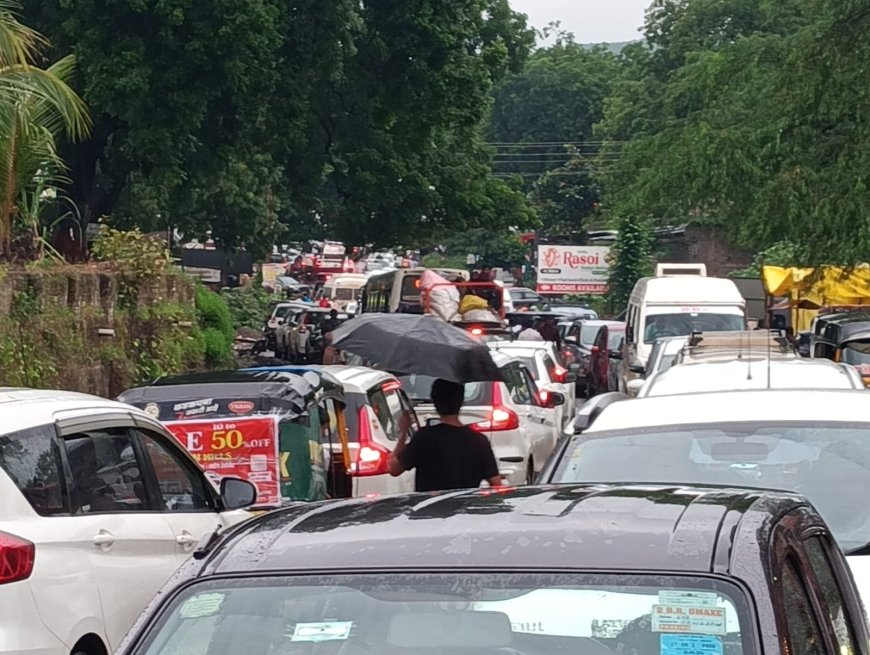 स्वातंत्र्य दिनी वेरुळमध्ये भाविक-पर्यटकांचा महापुर; पावसातही पोलिसांची ‘तारेवरची कसरत’