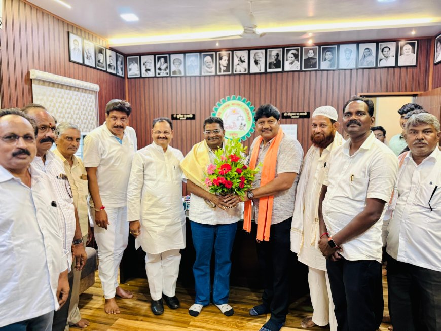 आमदार गजाननभाऊ लवटे यांच्या हस्ते काँग्रेसचे महासचिव संजयभाऊ बेलोकार यांचा वाढदिवस सत्कार