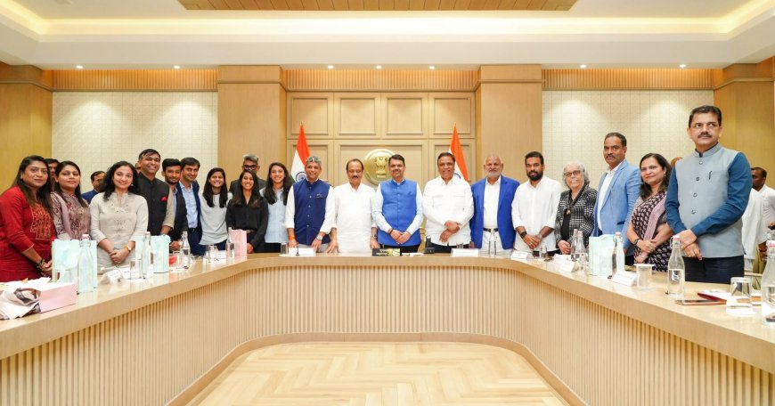 महिला क्रिकेट विश्वविजयाचा वर्षा निवासस्थानी जल्लोष – मुख्यमंत्री फडणवीस आणि उपमुख्यमंत्री पवार यांचा विजेत्यांना सत्कार!