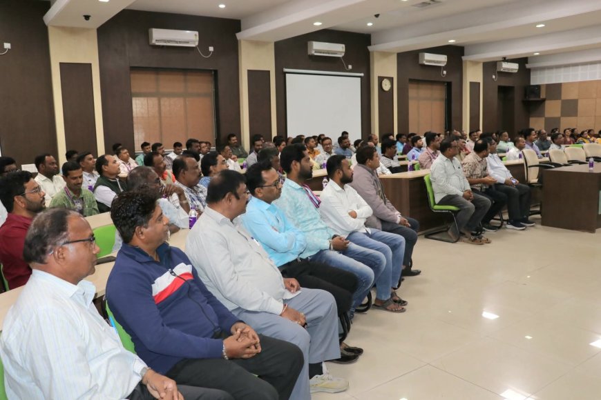 "मानसिक समाधानच खरी श्रीमंती; सदाफ शेख यांचे विद्यापीठ कर्मचाऱ्यांना मार्गदर्शन"