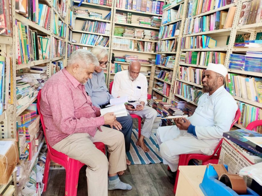 पुस्तकाचं प्रेम अजून जिवंत… आणि आधीपेक्षा अधिक तेजस्वी!“आजचा तरुण एका हातात मोबाइल आणि दुसऱ्या हातात पुस्तक घेऊन चालतोय.”