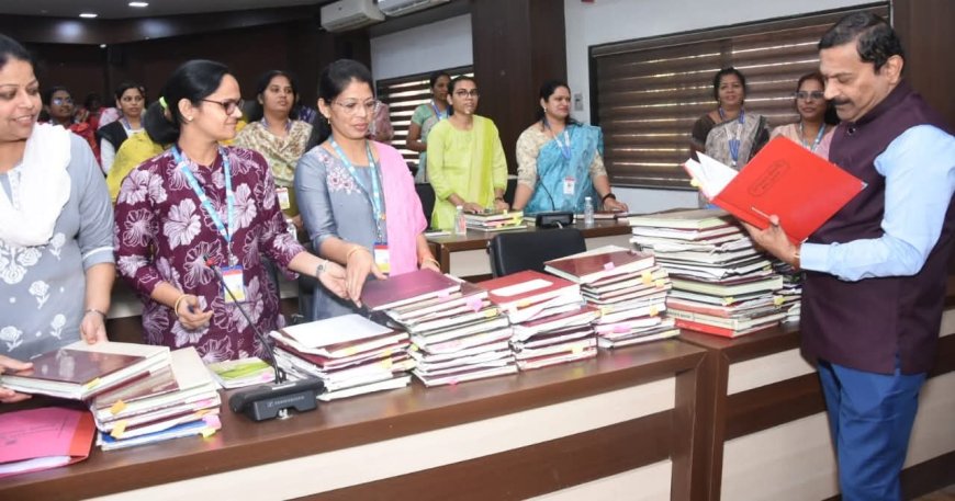 सेवा पुस्तक हा कर्मचाऱ्याच्या सेवा काळाचा आरसा- जिल्हाधिकारी दिलीप स्वामी