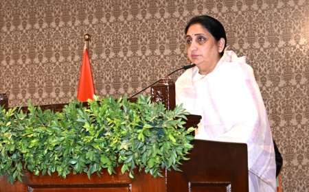 राज्यपाल आचार्य देवव्रत यांच्याकडून सुनेत्रा पवार यांना उपमुख्यमंत्री पदाची शपथ! राज्याच्या पहिल्या महिला उपमुख्यमंञी म्हणून मा.सुनेञा अजितदादा पवार यांनी शपथ घेतली