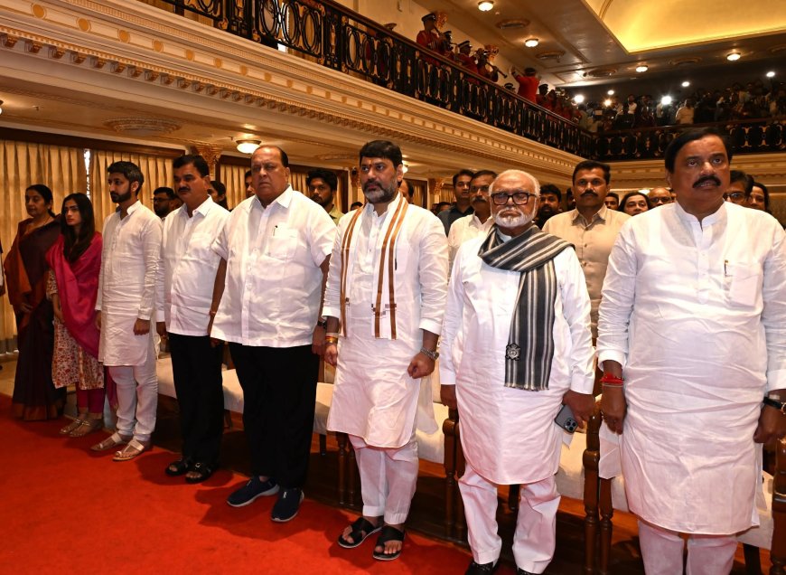 राज्यपाल आचार्य देवव्रत यांच्याकडून सुनेत्रा पवार यांना उपमुख्यमंत्री पदाची शपथ! राज्याच्या पहिल्या महिला उपमुख्यमंञी म्हणून मा.सुनेञा अजितदादा पवार यांनी शपथ घेतली