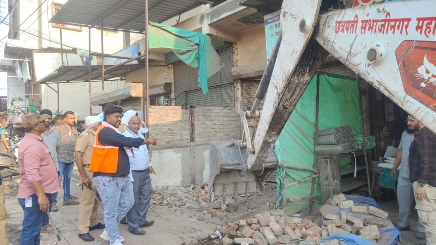 रामनवमीपूर्वी महानगरपालिकेचा धडाका! रोशन गेट ते आजाद चौक अतिक्रमण जमीनदोस्त 🚜