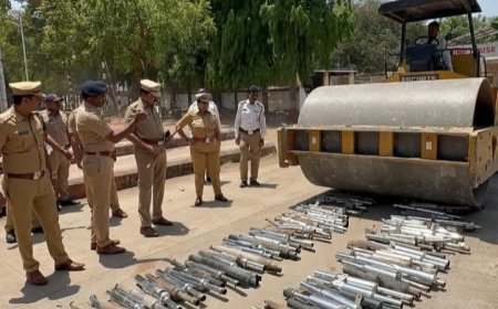 🚨 कर्णकर्कश सायलेंसरवर पोलिसांचा हातोडा! ७०५ बुलेट सायलेंसर रोड-रोलरखाली चिरडले 🚨