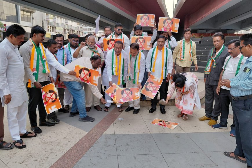 “छत्रपतींचा अपमान सहन होणार नाही!” — बागेश्वर बाबाविरोधात काँग्रेसचे क्रांती चौकात ‘जोडेमारो’ आंदोलन