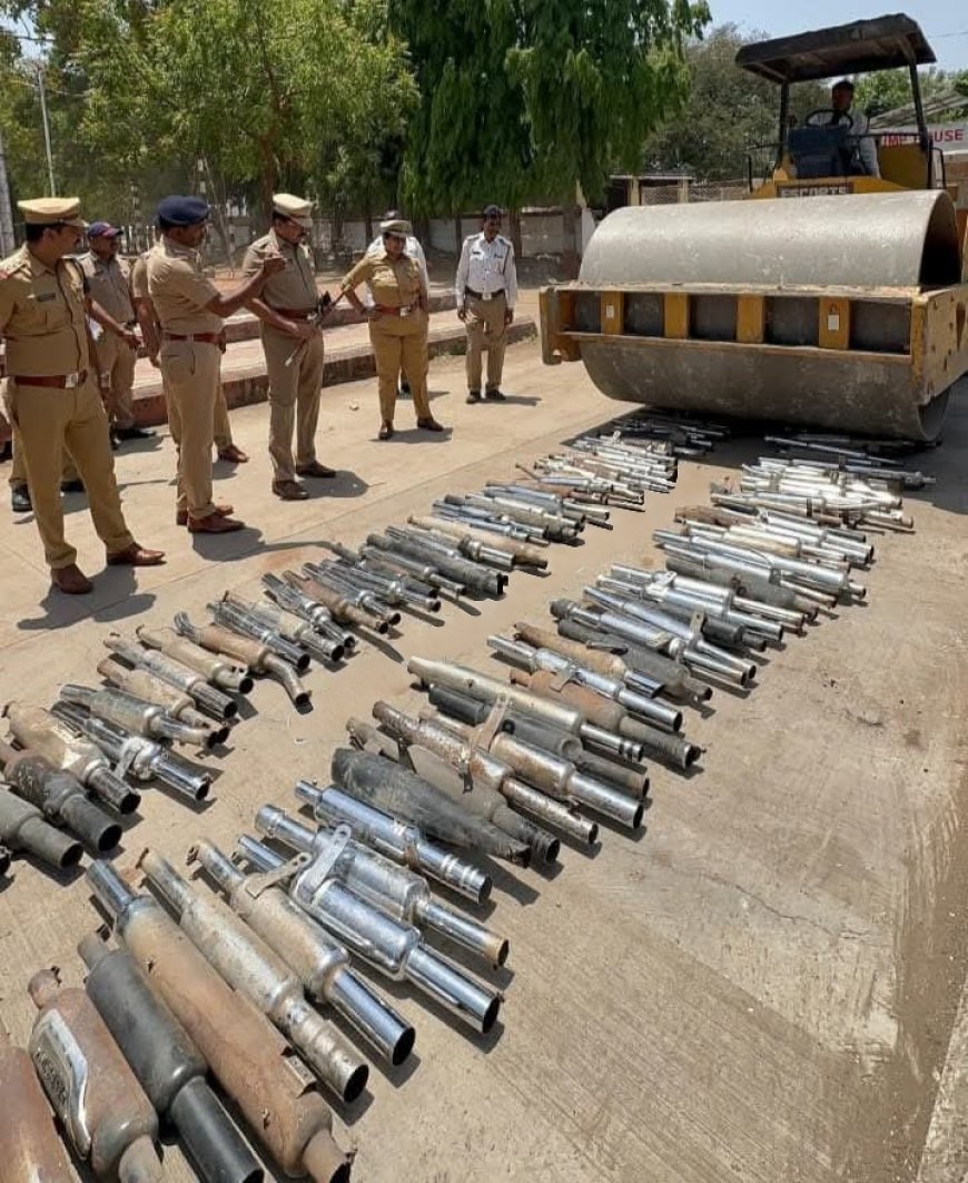 🚨 कर्णकर्कश सायलेंसरवर पोलिसांचा हातोडा! ७०५ बुलेट सायलेंसर रोड-रोलरखाली चिरडले 🚨