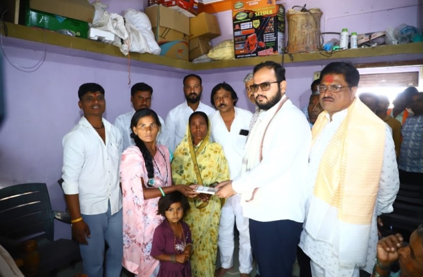 🟢 जि.प. सदस्य अब्दुल आमेर यांच्याकडून रेलगाव येथील सपकाळ कुटुंबाला ५० हजारांची मदत