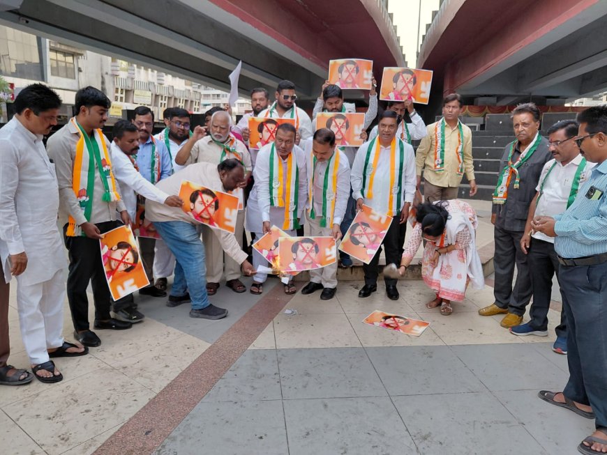 “छत्रपतींचा अपमान सहन होणार नाही!” — बागेश्वर बाबाविरोधात काँग्रेसचे क्रांती चौकात ‘जोडेमारो’ आंदोलन