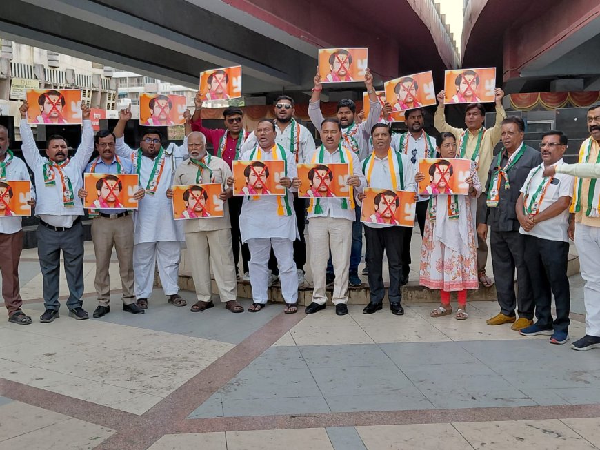 “छत्रपतींचा अपमान सहन होणार नाही!” — बागेश्वर बाबाविरोधात काँग्रेसचे क्रांती चौकात ‘जोडेमारो’ आंदोलन