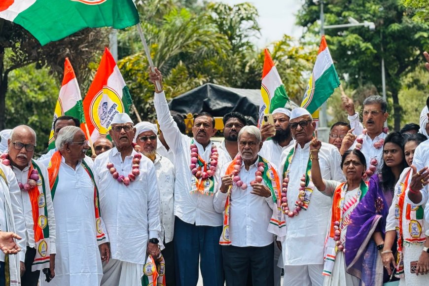 “पोकळ आश्वासनांना शेतकऱ्यांचा इशारा; हक्कासाठी जिल्हाधिकारी कार्यालयासमोर तीव्र आंदोलन!”