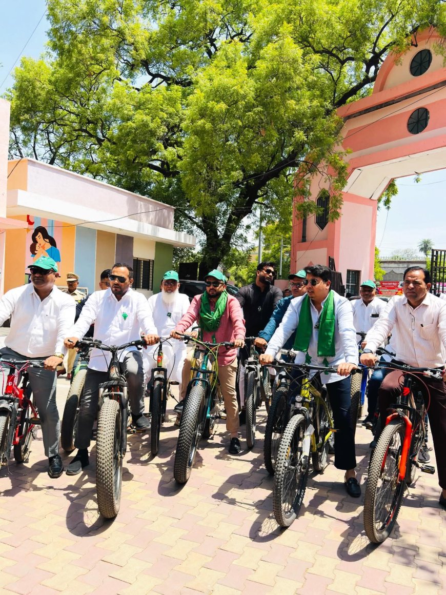 पेट्रोल-डिझेल बचतीचा संदेश देत AIMIM नगरसेवकांकडून मनपा प्रशासनाला सायकली भेट; “जनतेचा पैसा जनतेच्या विकासासाठीच खर्च करा”