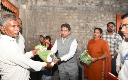 जिल्हाधिकाऱ्यांची पिंपरी गावात भेट शेतकरी आत्महत्याग्रस्त कुटुंबाची केली विचारपूस