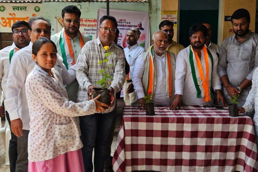 राहुल गांधी यांच्या वाढदिवसानिमित्त युवक काँग्रेसचा सामाजिक उपक्रम; आरोग्य कर्मचाऱ्यांचा रोपटे देऊन सन्मान