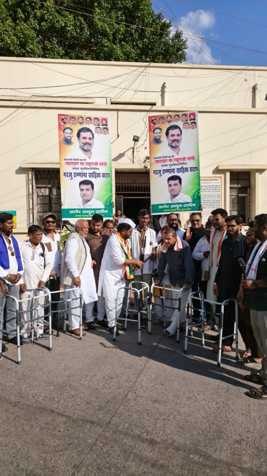 राहुल गांधी यांच्या वाढदिवसानिमित्त घाटी रुग्णालयात समाजसेवेचा उपक्रम; गरजू रुग्णांना वॉकर व वॉकिंग स्टिकचे वाटप