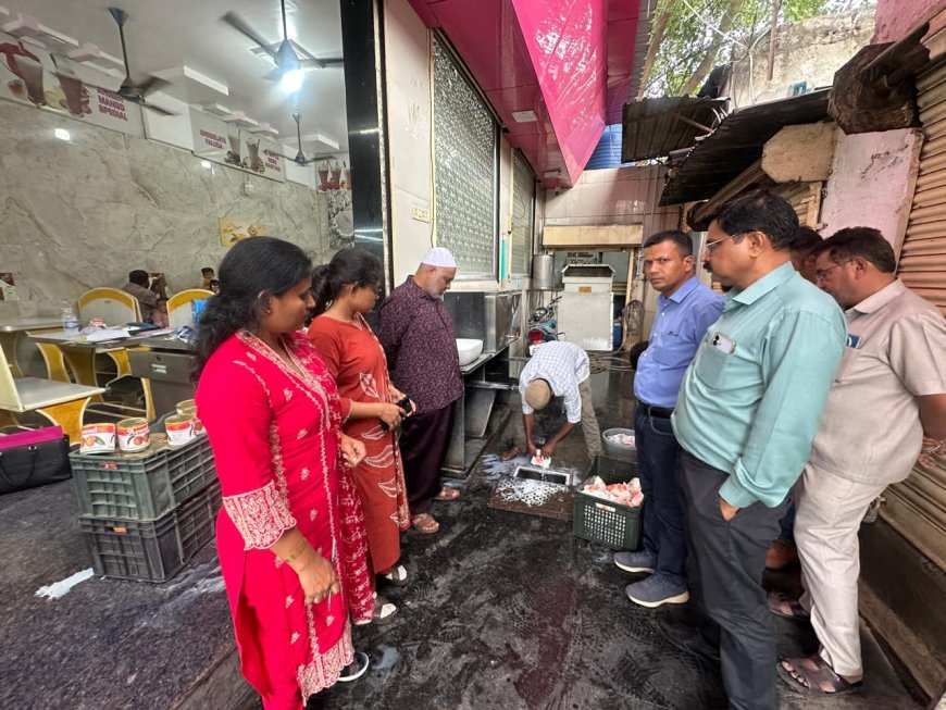 पैठण गेटमध्ये अन्न सुरक्षा विभागाची धडक कारवाई! मुदतबाह्य पदार्थांपासून तयार होत होता ज्यूस; साठा तात्काळ नष्ट