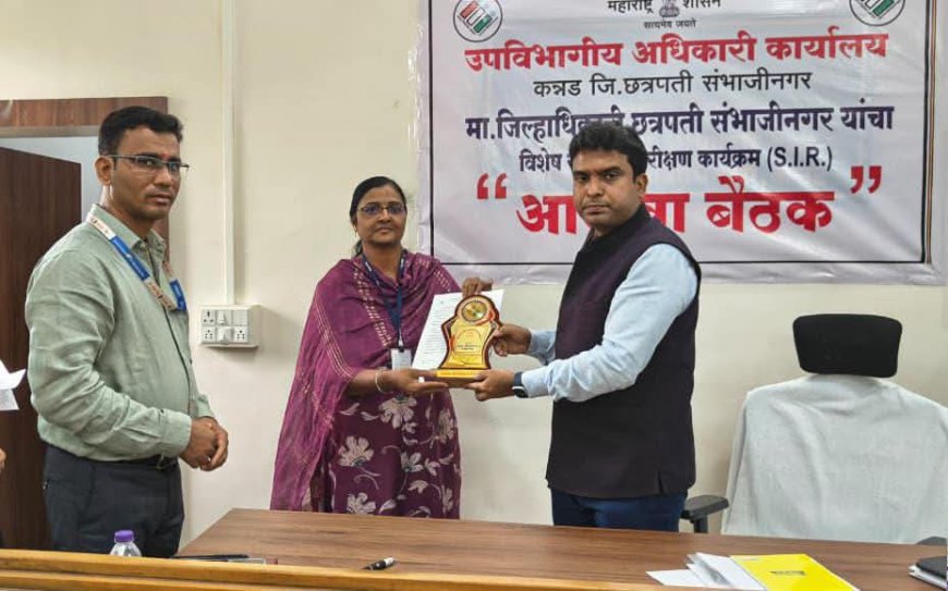 कन्नडमध्ये जिल्हाधिकाऱ्यांचा मतदार यादी पुनरिक्षणाचा आढावा; १००% काम पूर्ण करणाऱ्या बीएलओंचा सत्कार