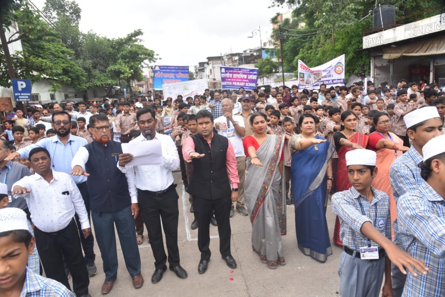 'नशामुक्त छत्रपती संभाजीनगर'साठी २ हजार विद्यार्थ्यांची मानवी साखळी; जिल्हाधिकाऱ्यांचे व्यसनमुक्तीचे आवाहन