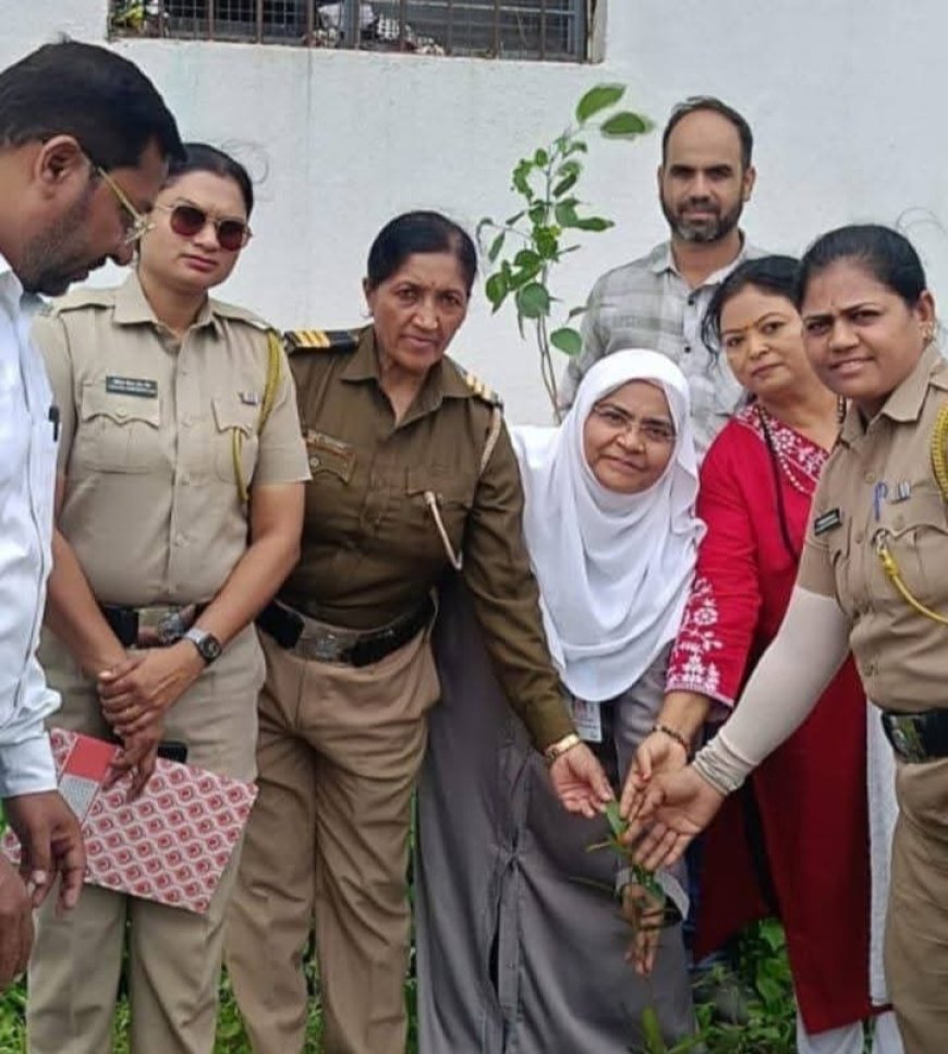 मनपा नारेगाव शाळेत वृक्षारोपणाचा प्रेरणादायी उपक्रम; विद्यार्थ्यांनी दिला पर्यावरण संवर्धनाचा संदेश