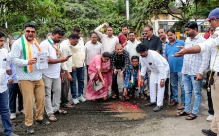 खड्ड्यांविरोधात काँग्रेसचे गांधीगिरी आंदोलन; मिल कॉर्नर येथील ‘स्विमिंग पूल’चे प्रतीकात्मक उद्घाटन