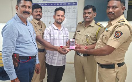 ट्रेनमध्ये विसरलेला २८ हजारांचा मोबाईल रेल्वे पोलिसांनी शोधून केला परत; मध्यरात्री पतीकडे सुपूर्द