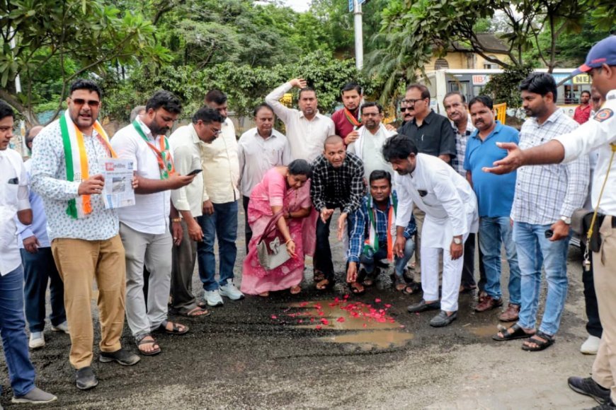 खड्ड्यांविरोधात काँग्रेसचे गांधीगिरी आंदोलन; मिल कॉर्नर येथील ‘स्विमिंग पूल’चे प्रतीकात्मक उद्घाटन