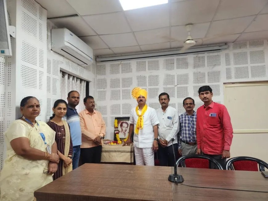 लोकशाहीर अण्णाभाऊ साठे यांना जयंतीनिमित्त जिल्हा परिषदेत अभिवादन!