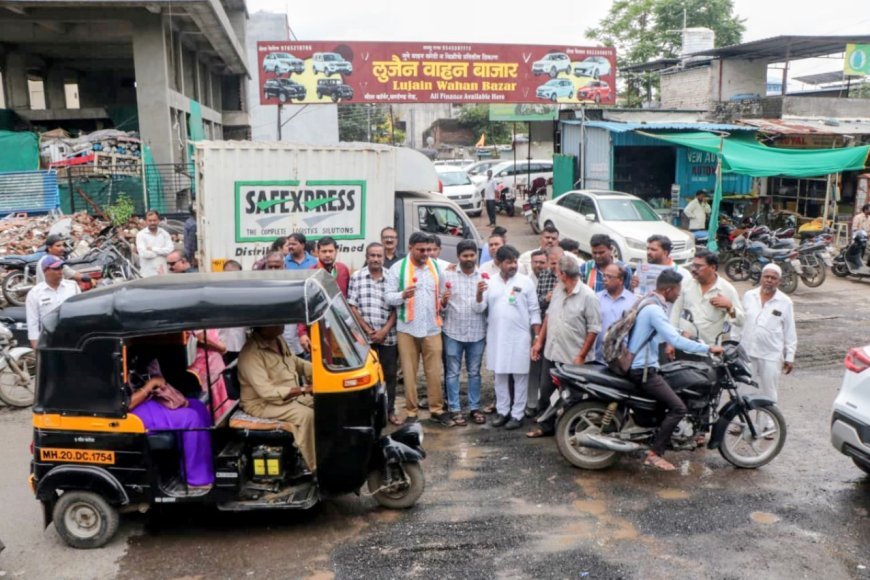 खड्ड्यांविरोधात काँग्रेसचे गांधीगिरी आंदोलन; मिल कॉर्नर येथील ‘स्विमिंग पूल’चे प्रतीकात्मक उद्घाटन