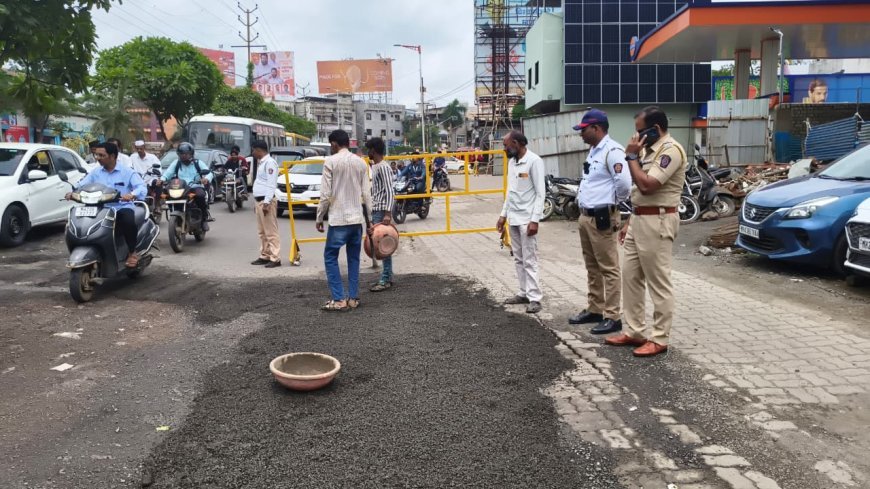 मनपाचा हलगर्जीपणा; वाहतूक पोलिसांनी स्वतः भरला धोकादायक खड्डा!