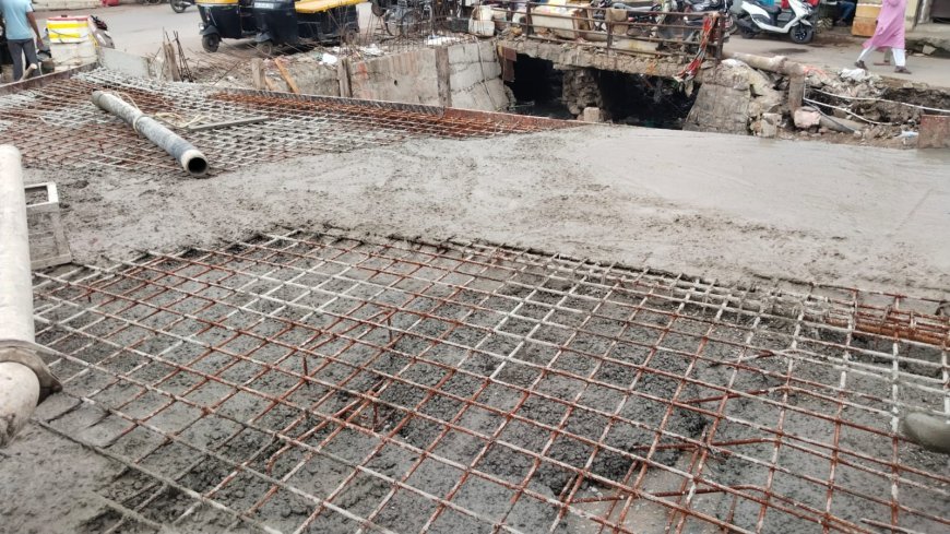 कट कट गेट नाल्यावरील रखडलेले स्लॅबचे काम पुन्हा सुरू; नागरिकांना दिलासा