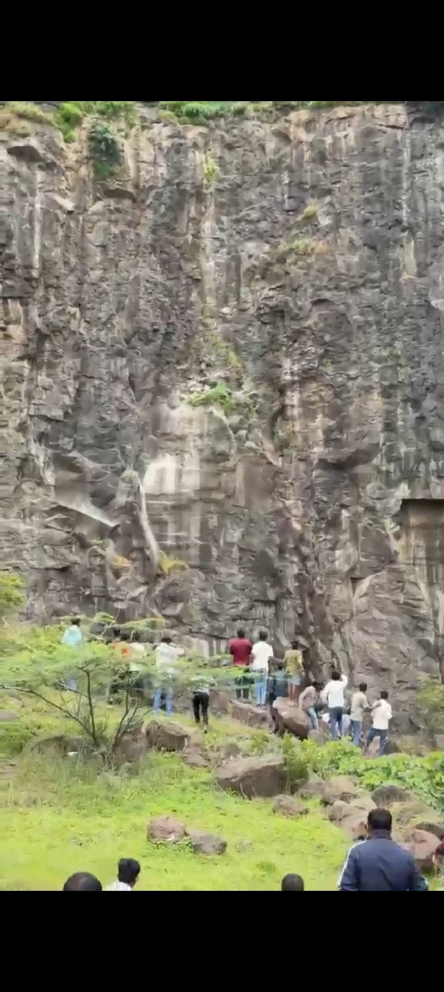 हृदयद्रावक घटना! खवड्या डोंगरावर थरारक घटना; मुलाला वाचवताना आई-वडिलांचाही दुर्दैवी अंत