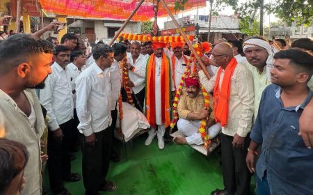 ५ दशकांचा सातबारा प्रश्न अखेर सुटला; इद्रिस मुलतानींच्या सततच्या पाठपुराव्याला यश, शेतकऱ्यांकडून साखरतुला