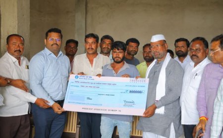 दहिगाव वीज दुर्घटना; अब्दुल सत्तारांच्या पाठपुराव्याने दुधे कुटुंबाला ८ लाखांची शासकीय मदत