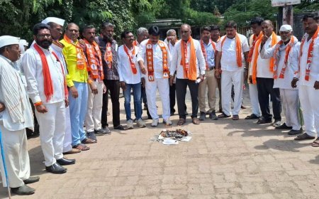 सिल्लोडमध्ये ठाकरे गटाचे तीव्र आंदोलन; सरकारच्या दुष्काळी जीआरची तहसील कार्यालयासमोर होळी