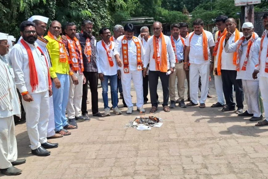 सिल्लोडमध्ये ठाकरे गटाचे तीव्र आंदोलन; सरकारच्या दुष्काळी जीआरची तहसील कार्यालयासमोर होळी