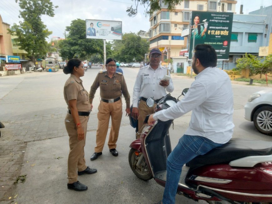हेल्मेट नाही! अवघ्या काही तासांत ४,७४६ दुचाकीस्वारांवर कारवाई४७ लाखांचा दंड आकारला; ३८ लाखांची वसुली, शहरातील प्रमुख चौकांमध्ये पोलिसांची विशेष मोहीम