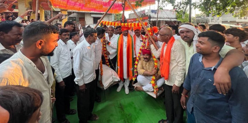 ५ दशकांचा सातबारा प्रश्न अखेर सुटला; इद्रिस मुलतानींच्या सततच्या पाठपुराव्याला यश, शेतकऱ्यांकडून साखरतुला